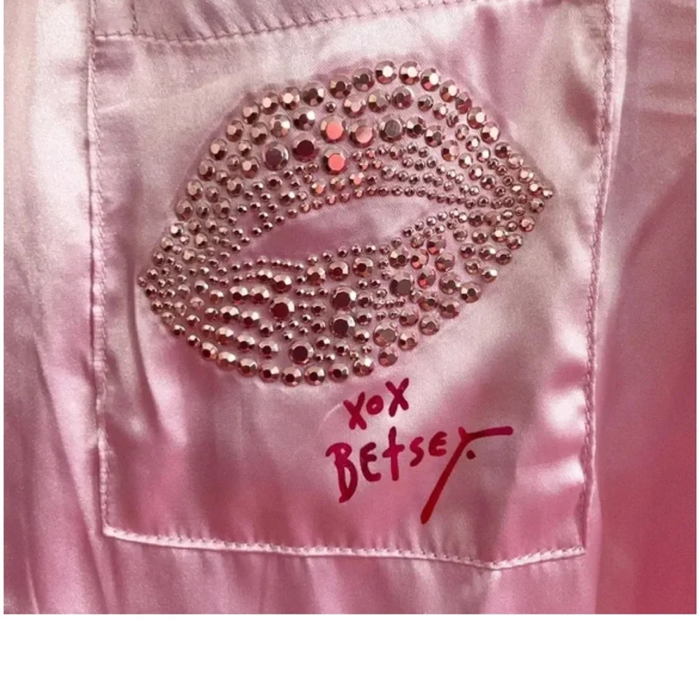 NWT Betsey Johnson Pink Satin Pajama Shirt with Rhinestone Lips - Size M - Picture 2 of 5